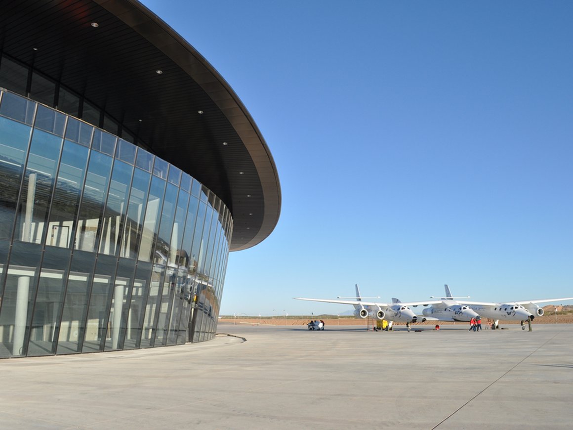 В Virgin Galactic назвали дату первого коммерческого полета