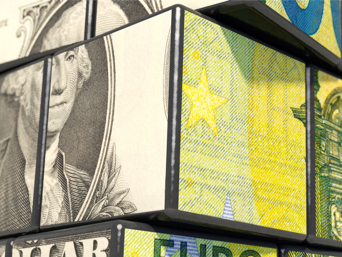 Евро подешевел к доллару до минимума за последние 20 лет