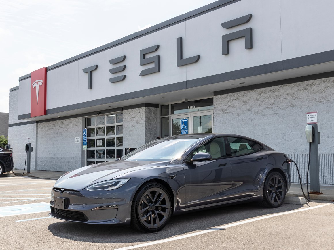 Акции Tesla обрушились на 9% после опроса Илона Маска о продаже ценных бумаг