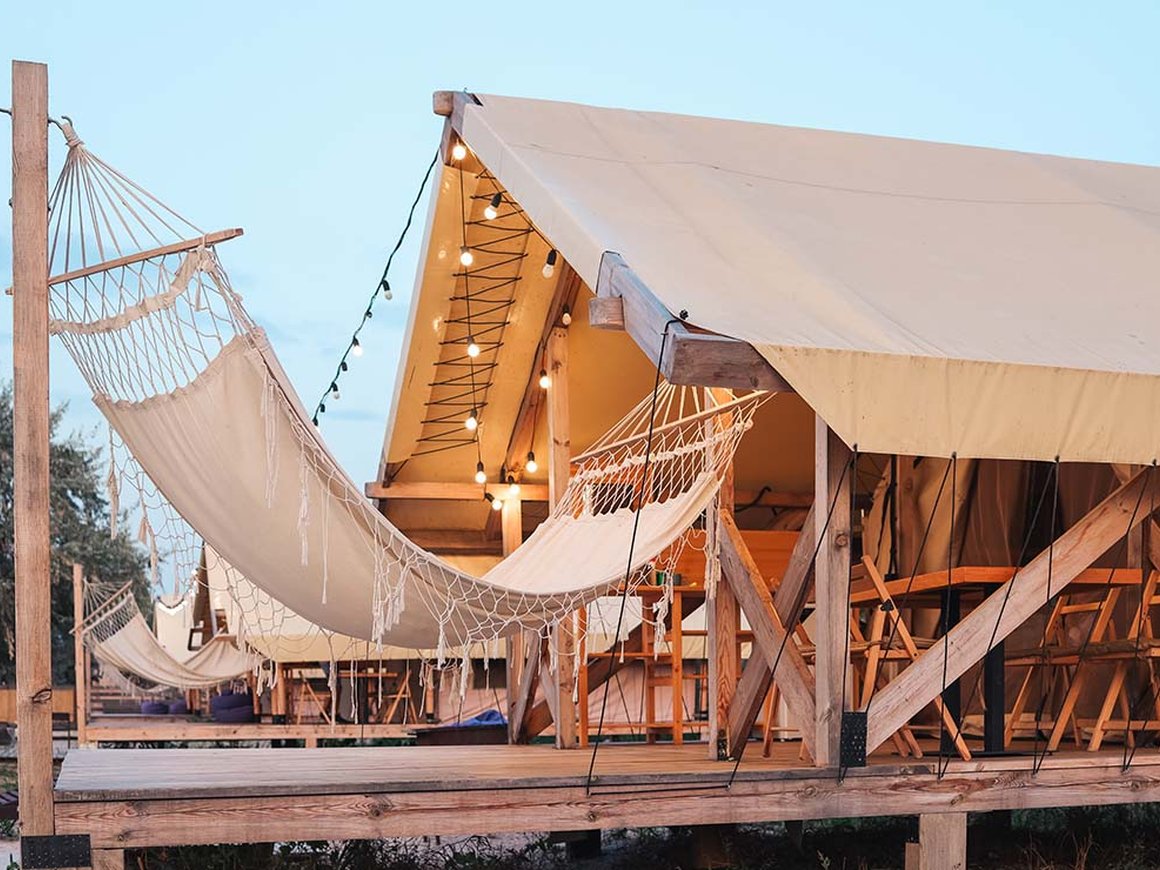 От местных блюд до цифрового детокса: 7 трендов в глэмпинге