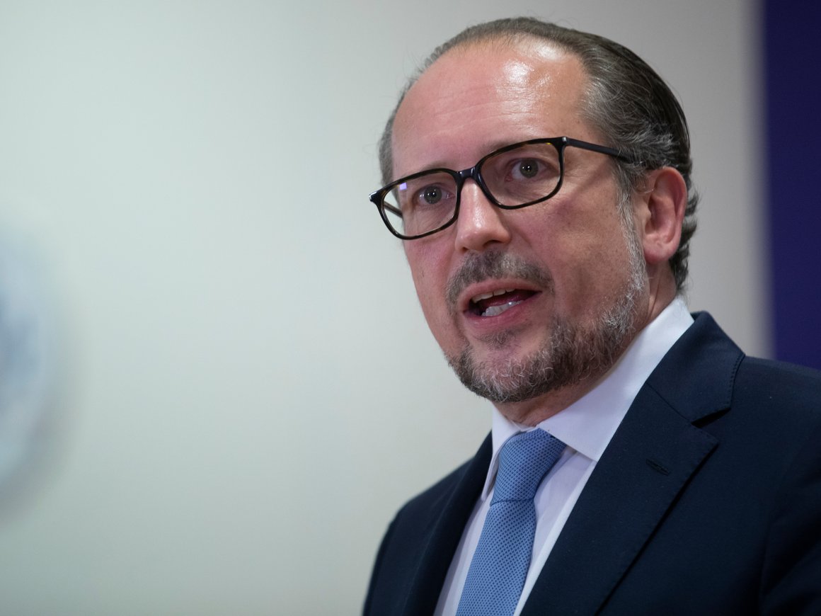 Евросоюз разработает четвертый пакет санкций против России с прицелом на миллиардеров