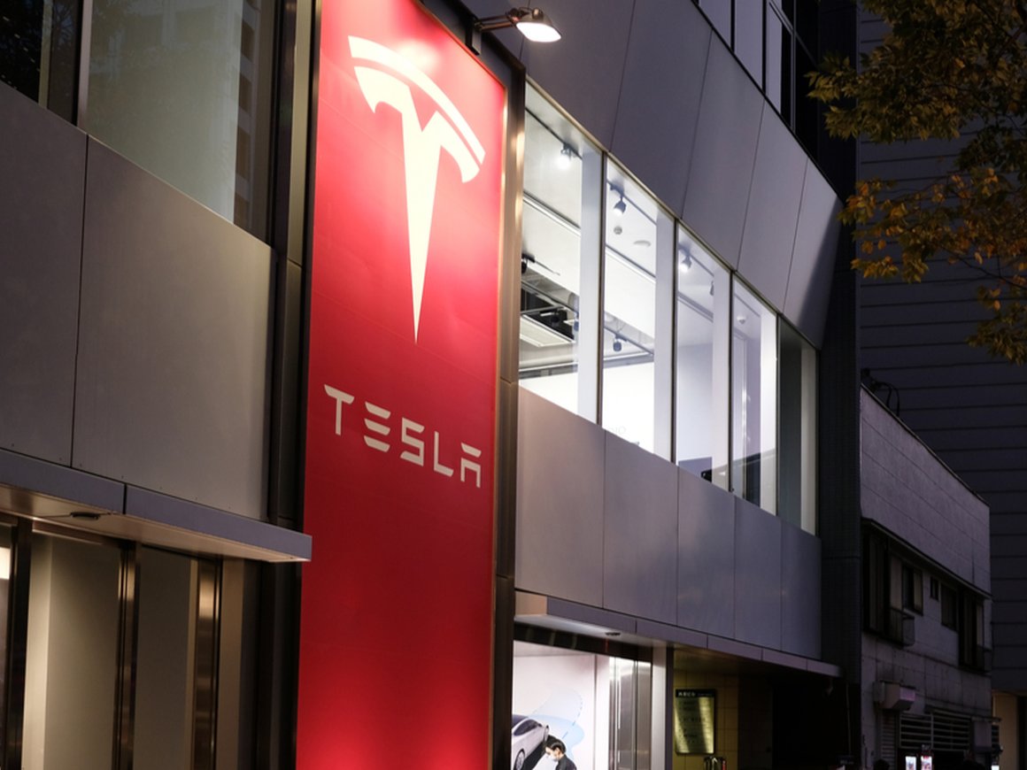 Американский регулятор начал расследование против Tesla по жалобе акционеров