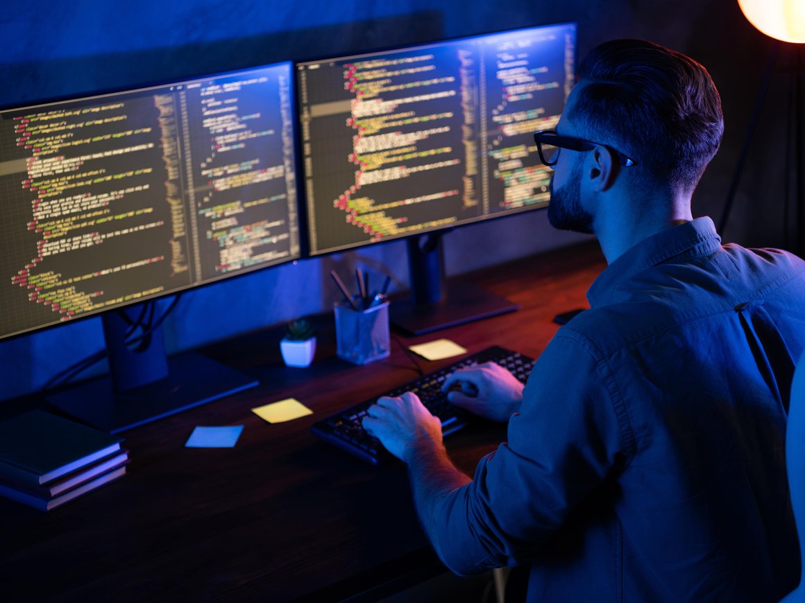 Минцифры опровергло данные о массовом отъезде российских IT-специалистов из страны