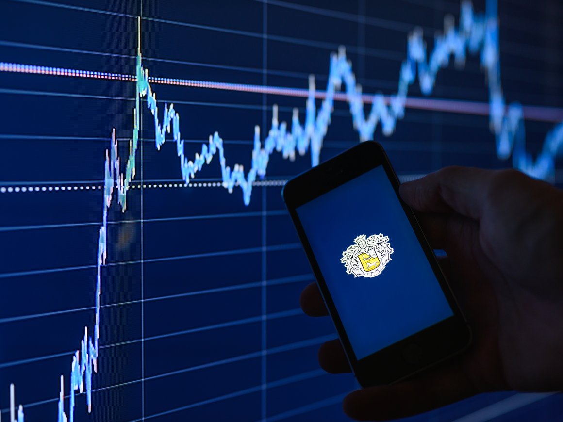 Брокер «Тинькофф Инвестиции» перенесет активы клиентов в другую компанию