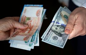 Россияне в конце 2023 года закупили рекордный объем долларов и евро