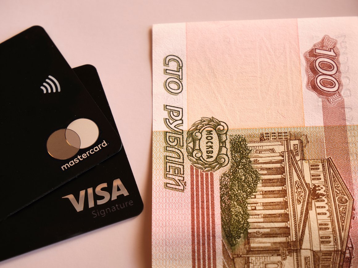 Зарубежные сервисы бронирования начали принимать российские карты — «Известия»