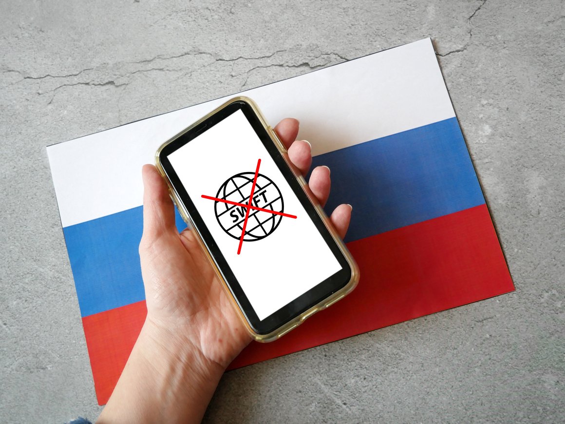Центробанк запретил использовать систему SWIFT для переводов в России