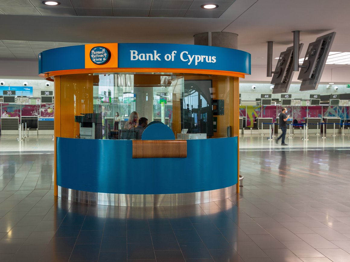Крупнейший банк Кипра стал закрывать счета клиентов из РФ — Forbes