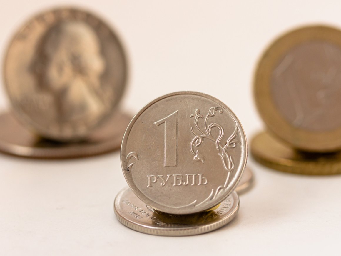 Курс евро на бирже упал до уровня июня 2017 года