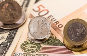 Курс доллара поднялся выше курса евро впервые с 2002 года