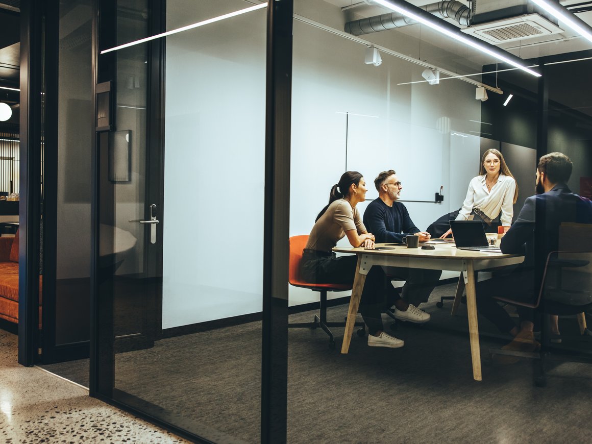 Более половины офисных сотрудников решают рабочие вопросы по видеосвязи — исследование