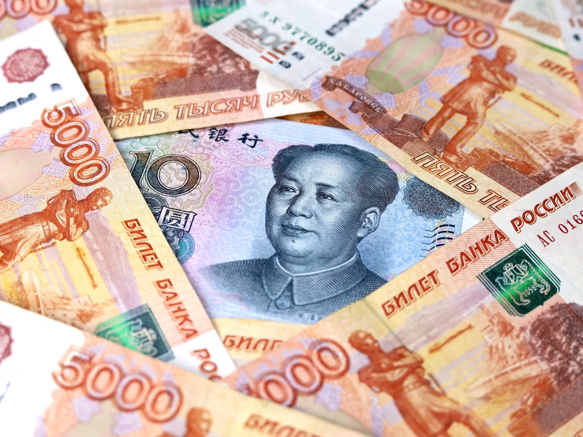 Минфин сократит на 40% продажу самой популярной на Мосбирже валюты