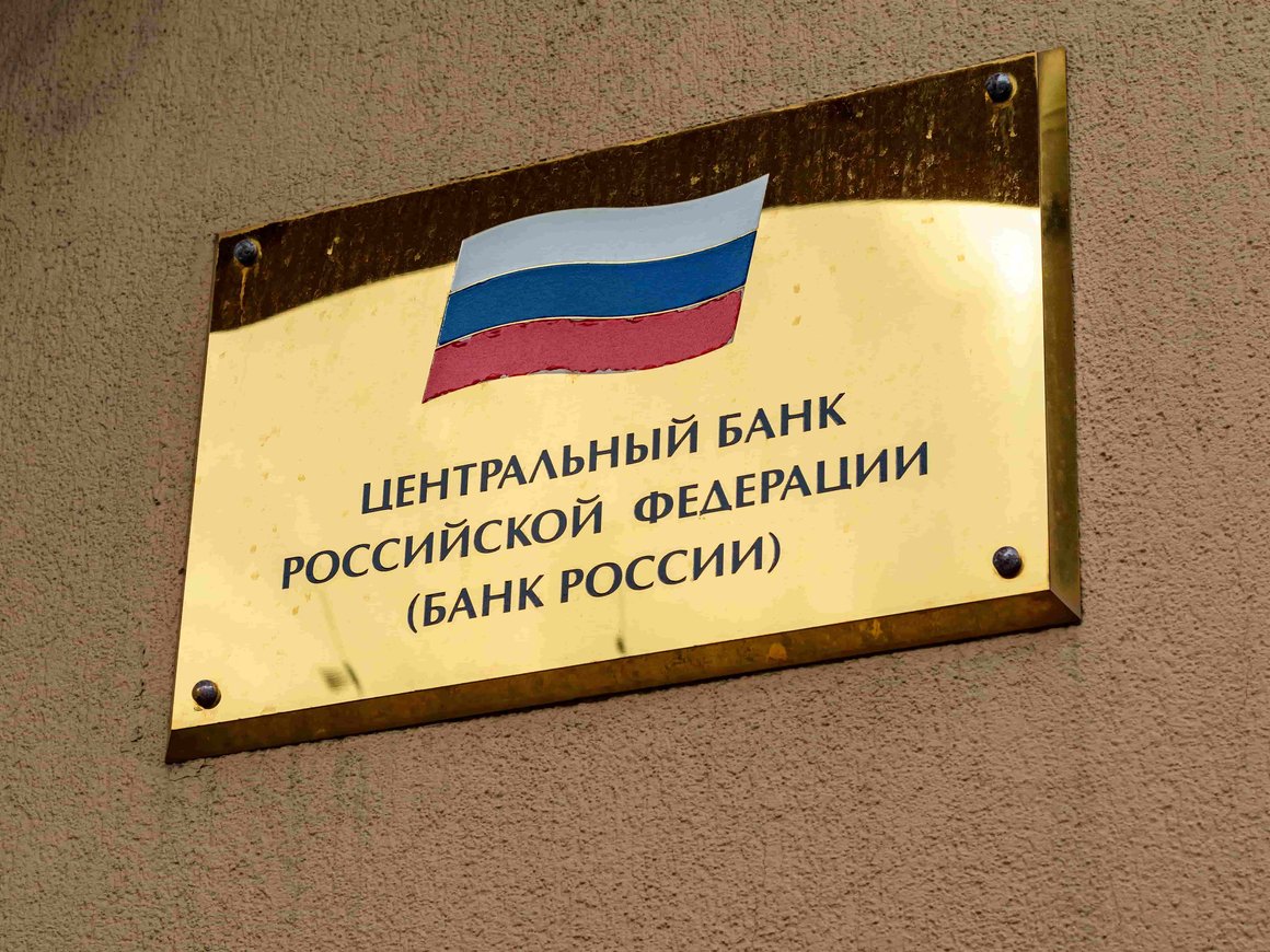 ЦБ предписал «дочкам» европейских банков не отказывать клиентам в валютных переводах