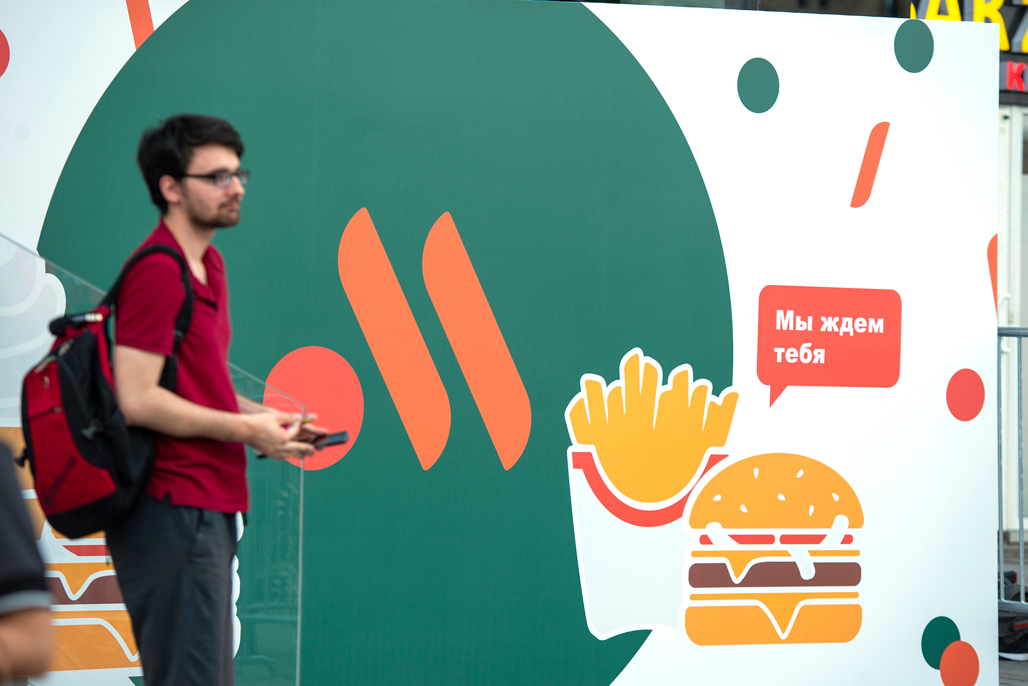 «Вкусно — и точка» начнет работать на базе мобильных фудтраков