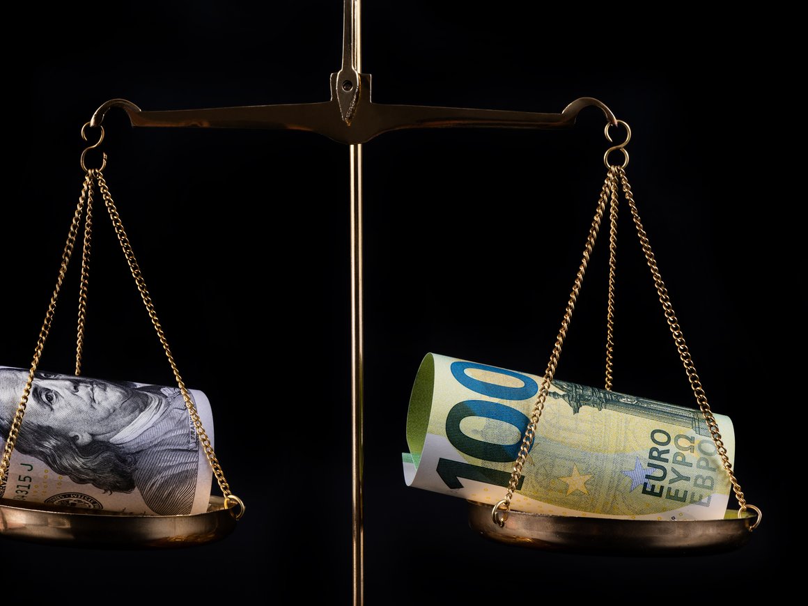 Евро проходит самый длительный путь падения к доллару США с момента создания — Bloomberg