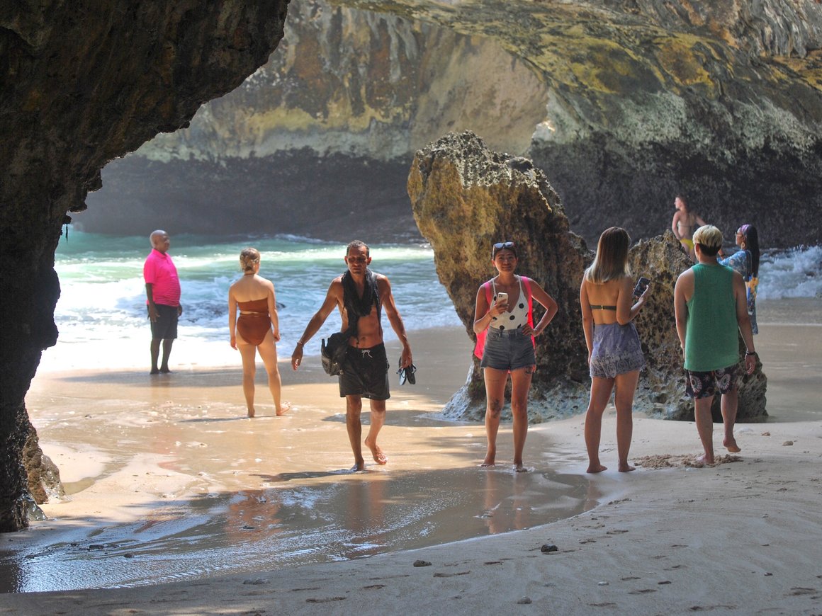 Губернатор Бали призвал ужесточить визовый режим в отношении россиян