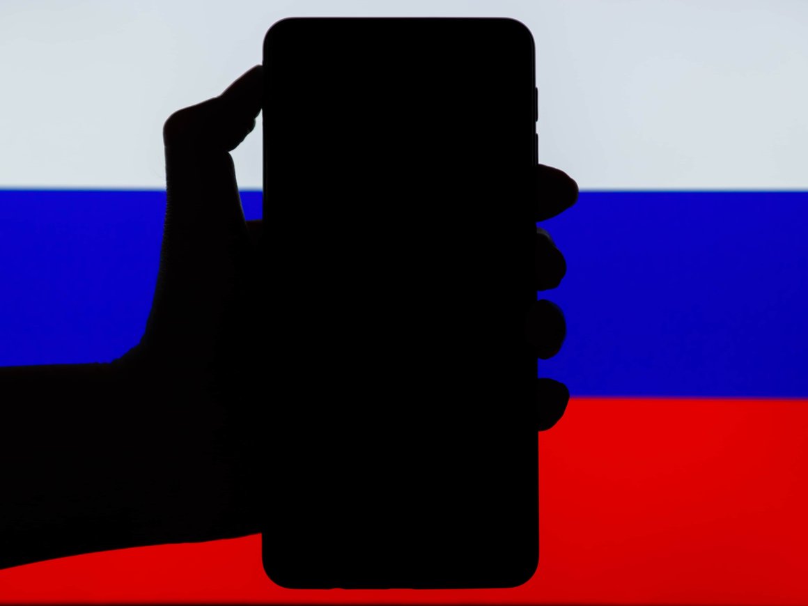 Розничные продажи первого российского смартфона «Р-Фон» начнутся в 2025 году