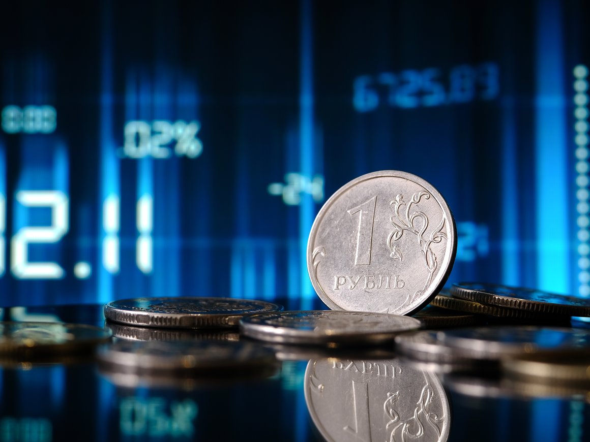 «Сбер» допустил дальнейшее падение рубля на фоне возможного разрешения на выкуп акций у иностранцев