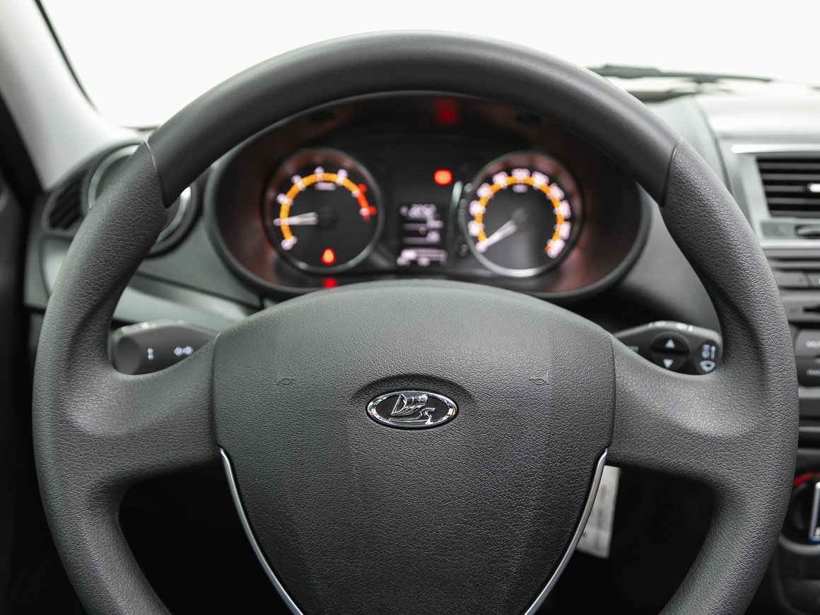 Продажи машин Lada выросли на 96% с начала года