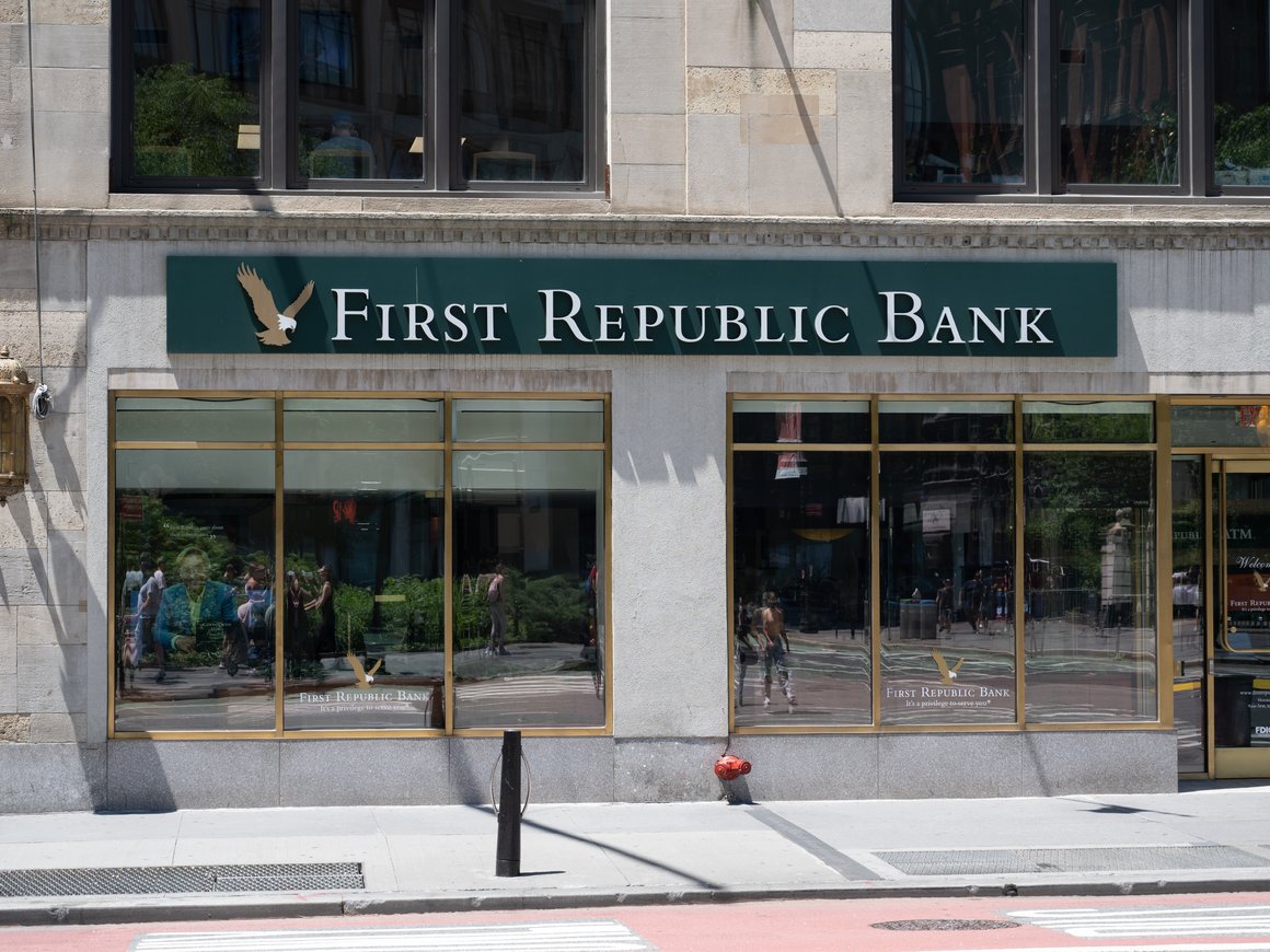 First Republic Bank отчитался об оттоке депозитов на $72 млрд — акции рухнули на 28%