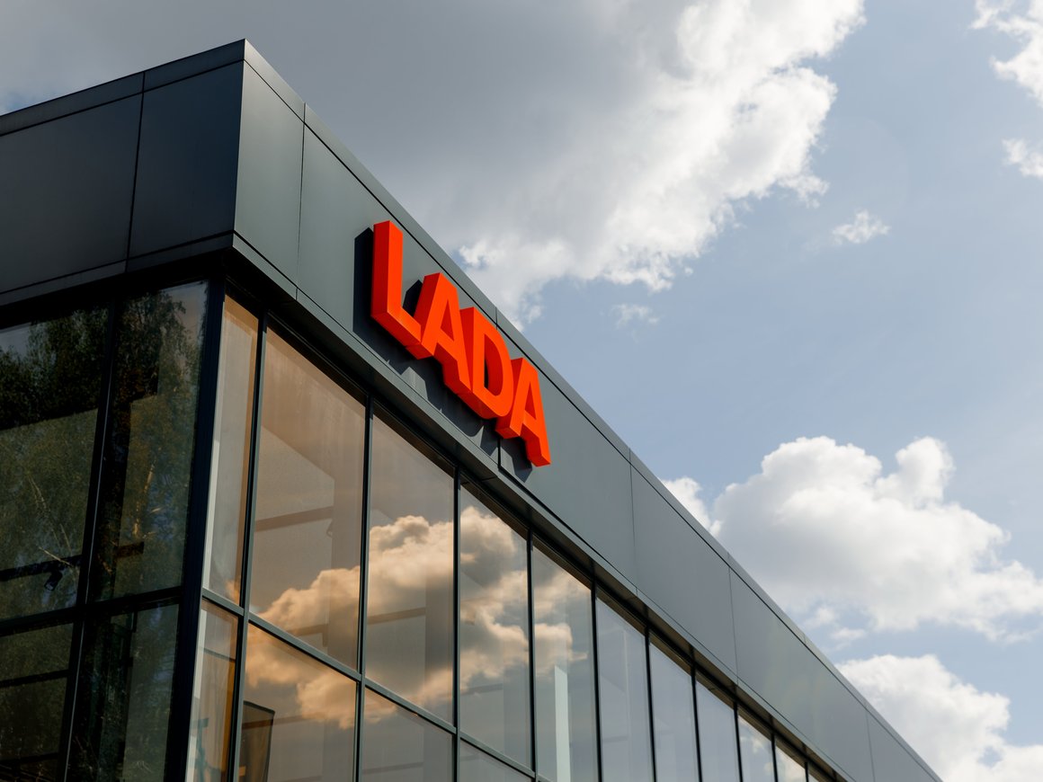 «Lada конкурирует со всеми, кто не Lada»: Президент «АвтоВАЗа» — о стоимости новой Lada Aura и росте цен