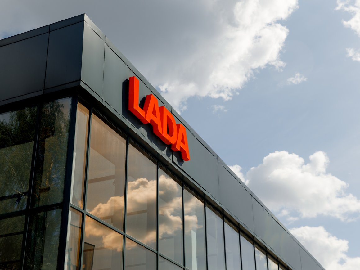 «АвтоВАЗ» проверит дилерские центры из-за завышения цен на новую Lada Vesta