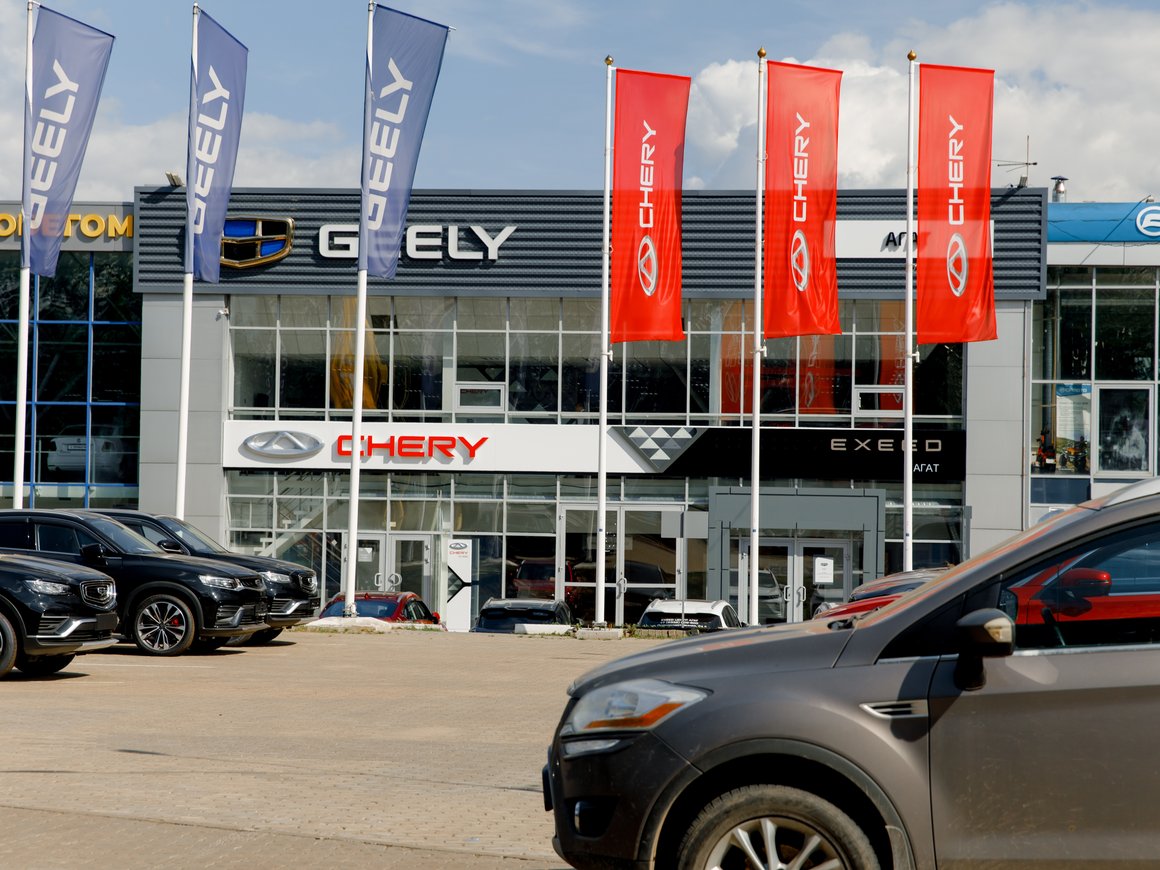 Число закрытий китайских автосалонов в России выросло в 2,4 раза