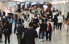 В Японии ослабили правила ношения масок — теперь студенты заново учатся улыбаться