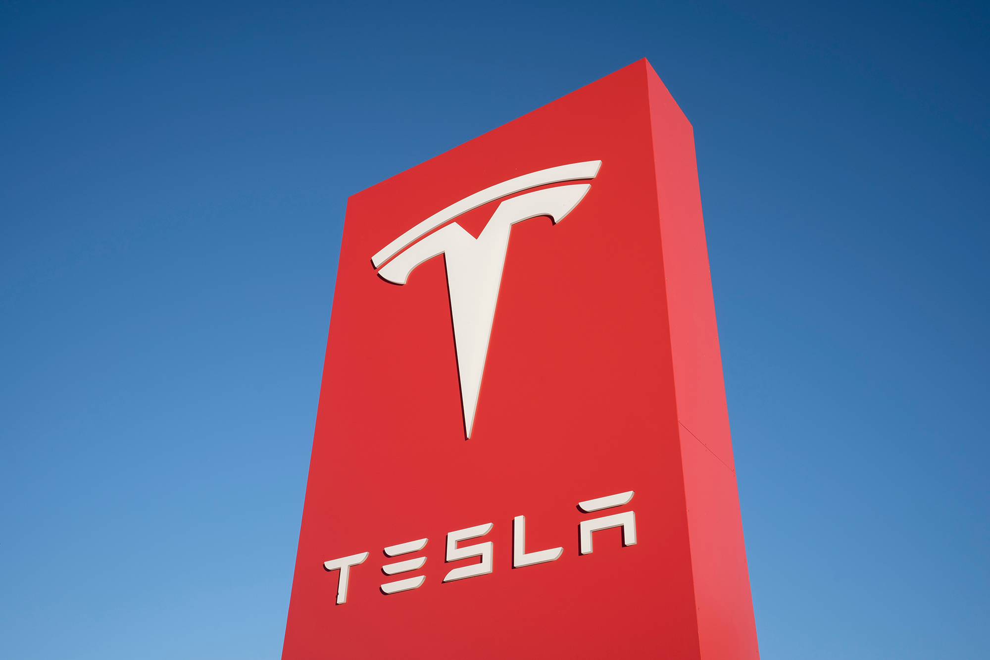 Без объяснения причин. Один из главных людей Маска ушел из Tesla