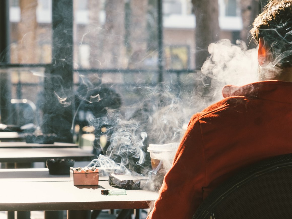 Ученые обнаружили связь между курением и более низким заработком