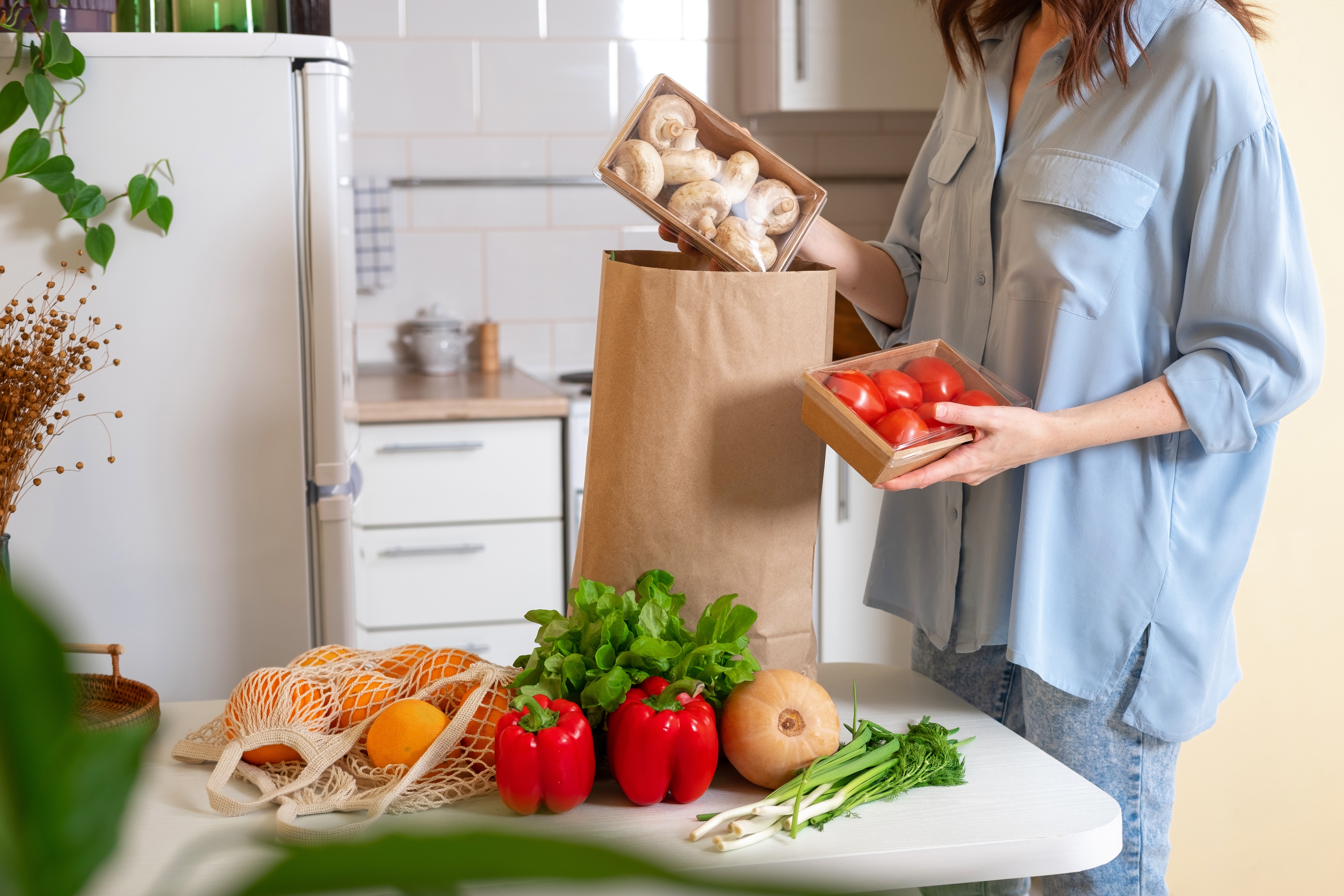 ВТБ планирует запустить доставку еды и продуктов через свое приложение
