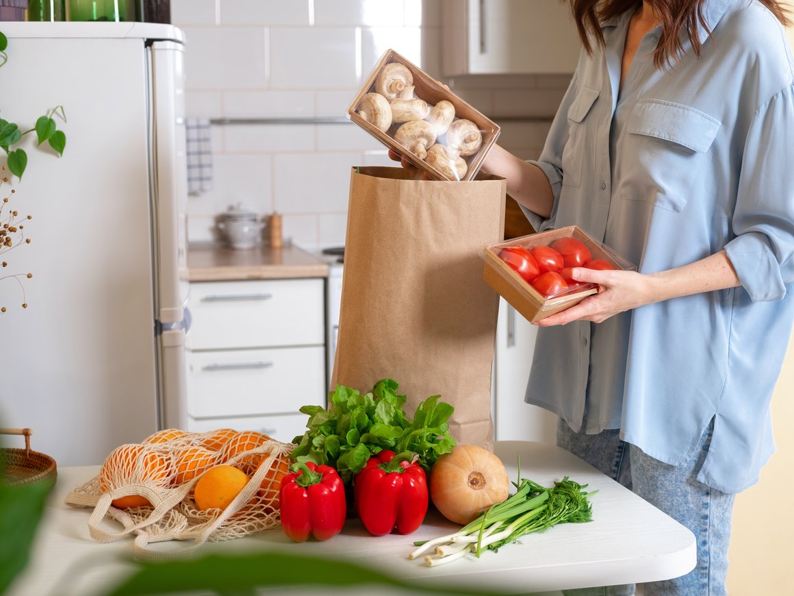 ВТБ планирует запустить доставку еды и продуктов через свое приложение