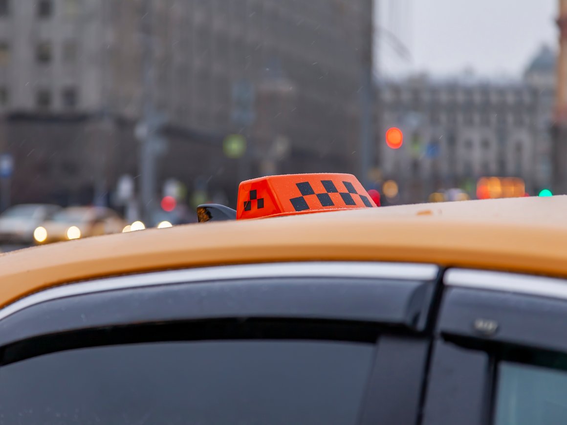 Госдума обязала таксистов страховать пассажиров на 2 млн рублей