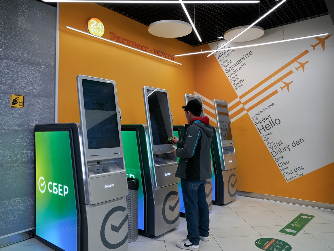 Сбербанк начал сдавать в аренду свои банкоматы