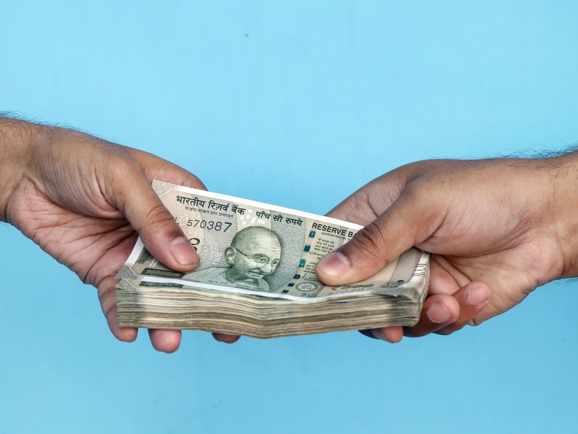 ВТБ начал открывать счета в индийских рупиях для розничных клиентов