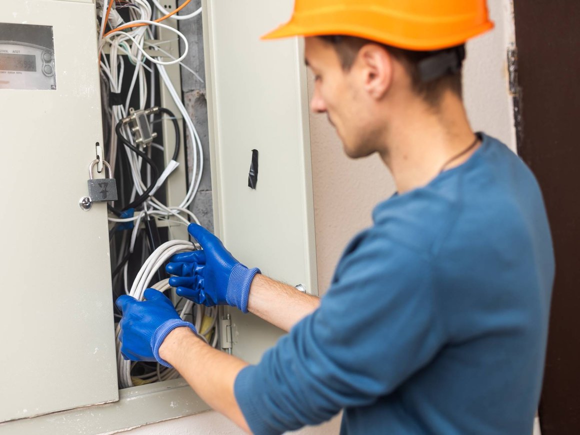 Минцифры предложит ответственность для УК, препятствующих доступу операторов в МКД