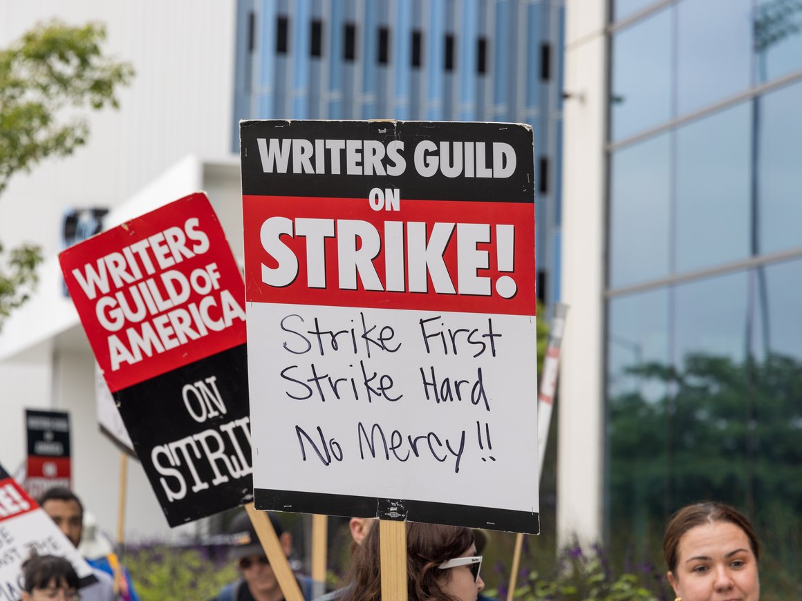 Калифорния уже потеряла $5 млрд из-за забастовки голливудских сценаристов