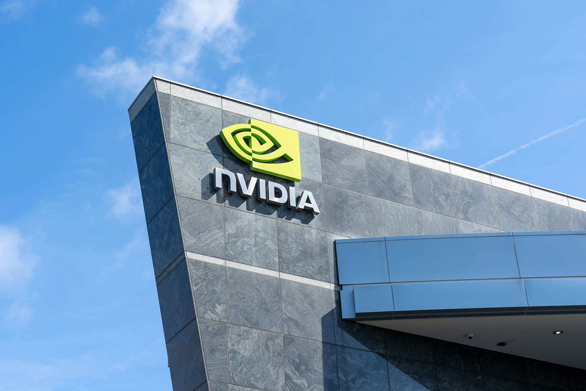 Nvidia на пике — топы кэшатся. За год продано акций на $1 млрд на волне ИИ-истерии