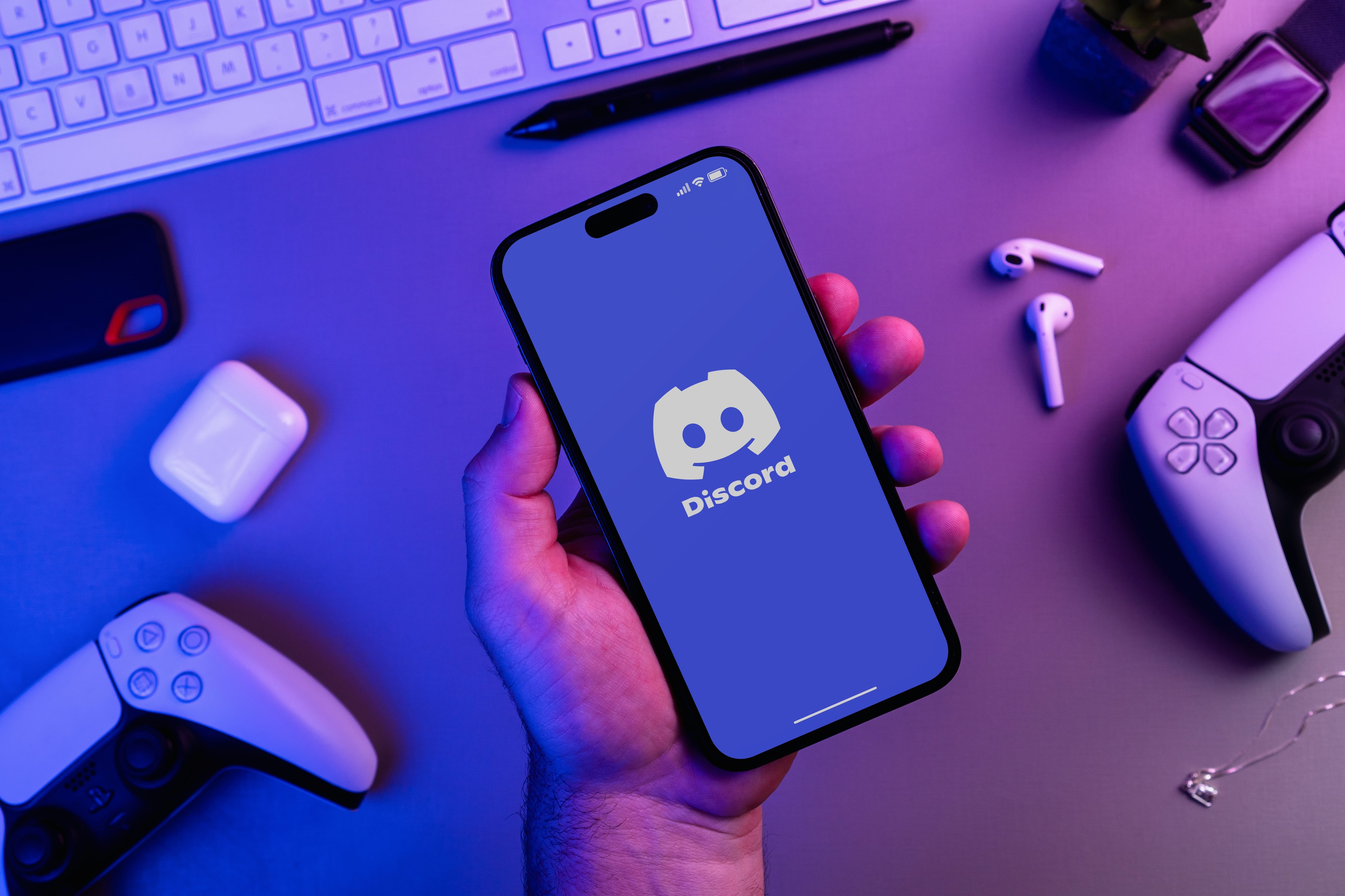 ФСБ сообщила о задержании девяти подростков, готовивших нападения через Discord