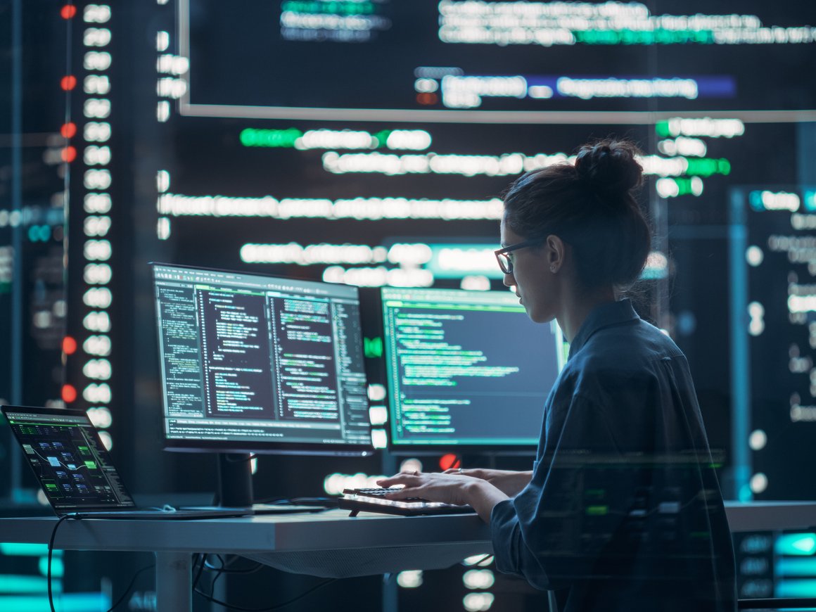 Более 60% уехавших за рубеж IT-специалистов работают на связанные с РФ компании