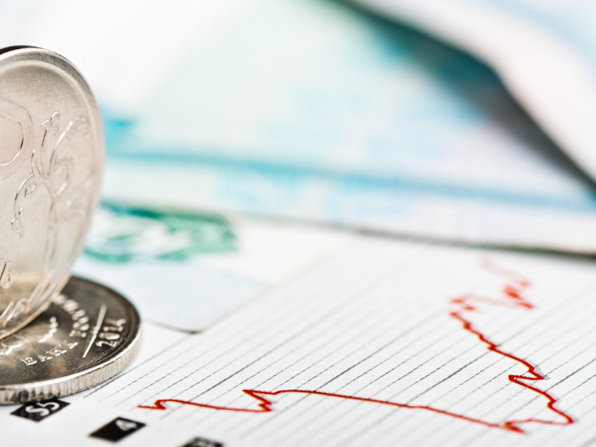 Торги на Мосбирже во вторник закрылись резким падением рубля