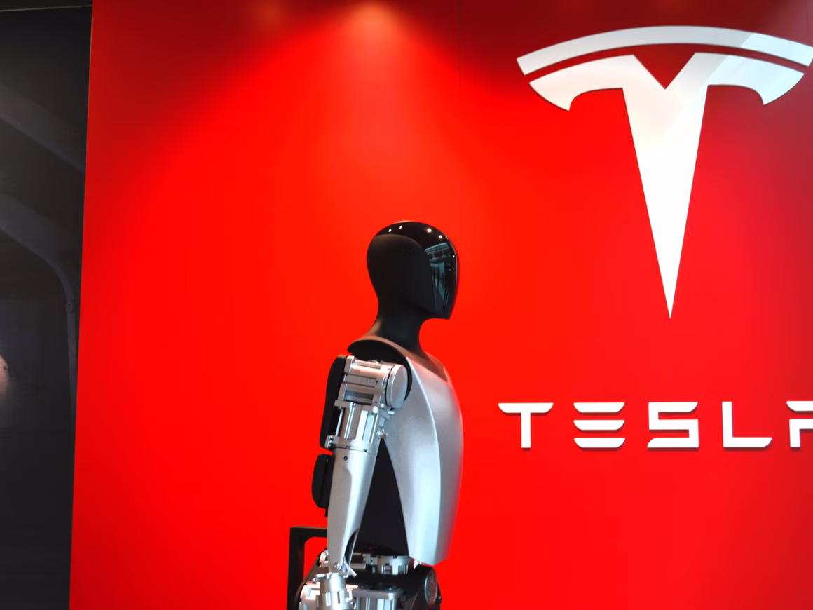 Маск объявил о планах выпустить до 100 тыс. роботов Optimus в 2026 году
