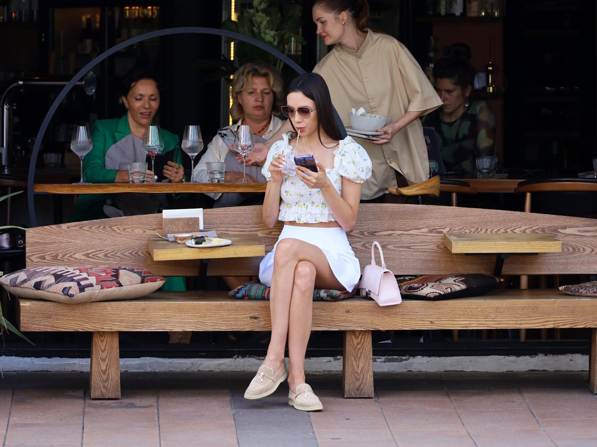 Госдума приняла закон, регулирующий продажу алкоголя на летних верандах кафе