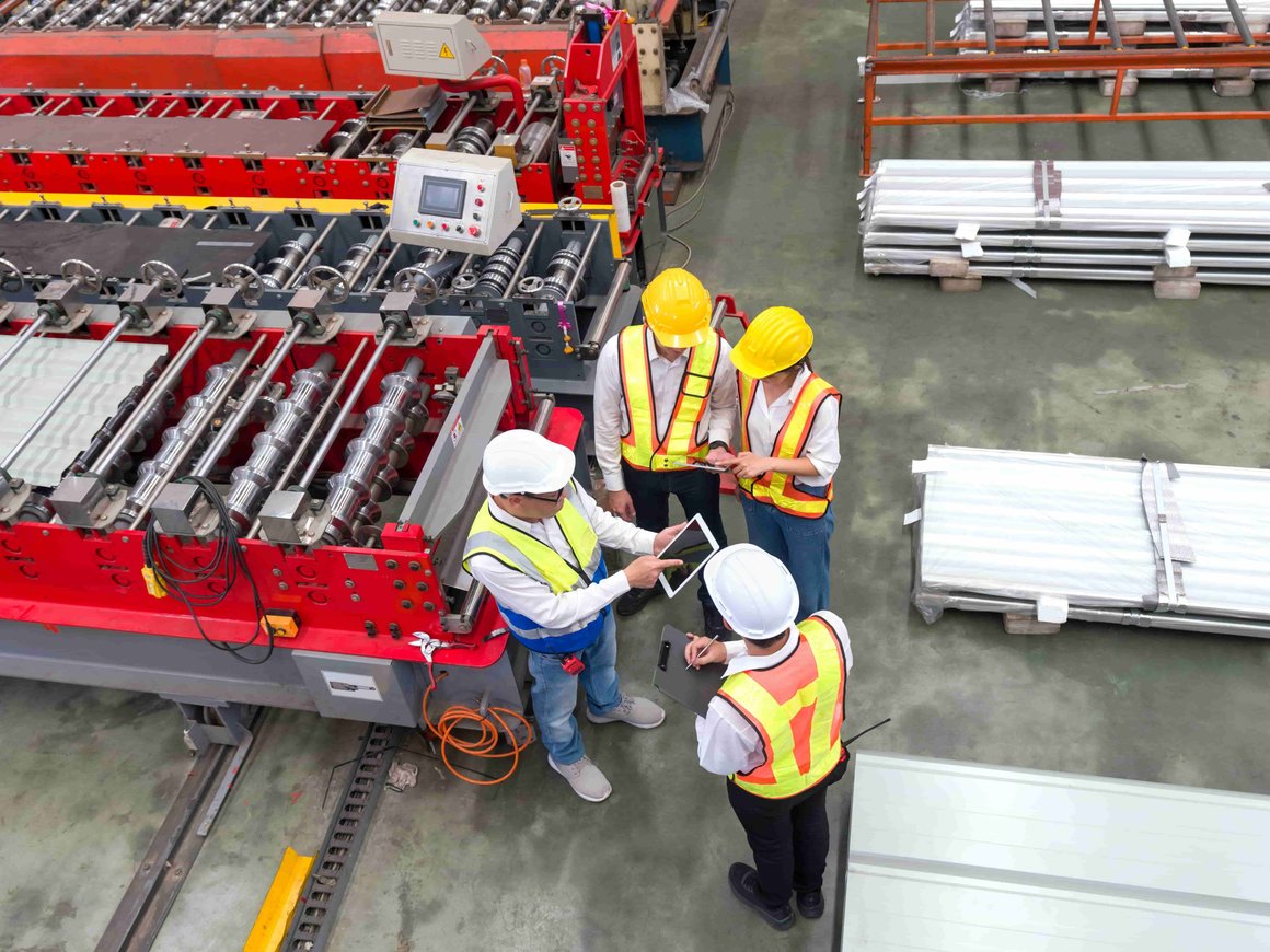 В России спрос на «вахтовиков» за год вырос на 69% — их средняя зарплата составляет 136 тыс. рублей