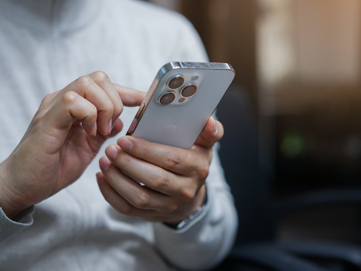 Половина продаваемых в России iPhone активируется за рубежом