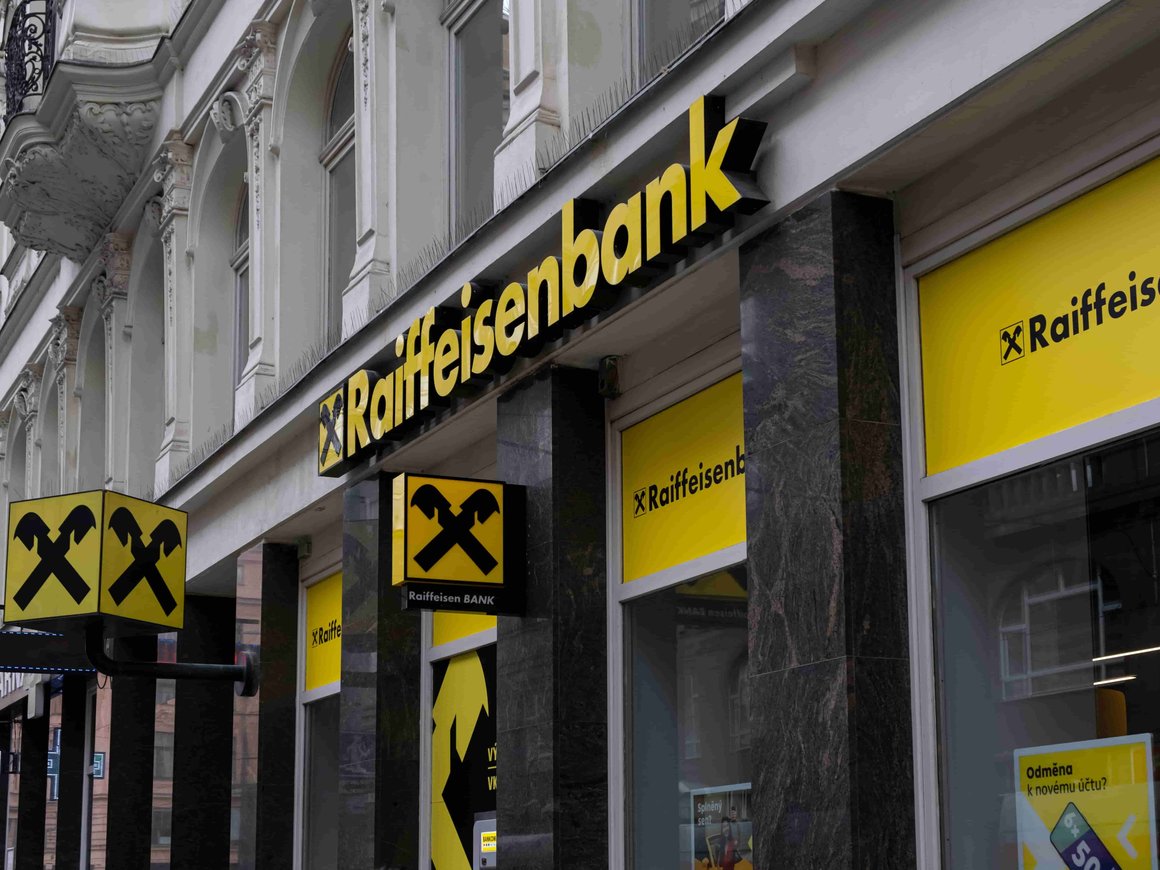«Райффайзенбанк» опубликовал опровергающую свою акцию рекламу