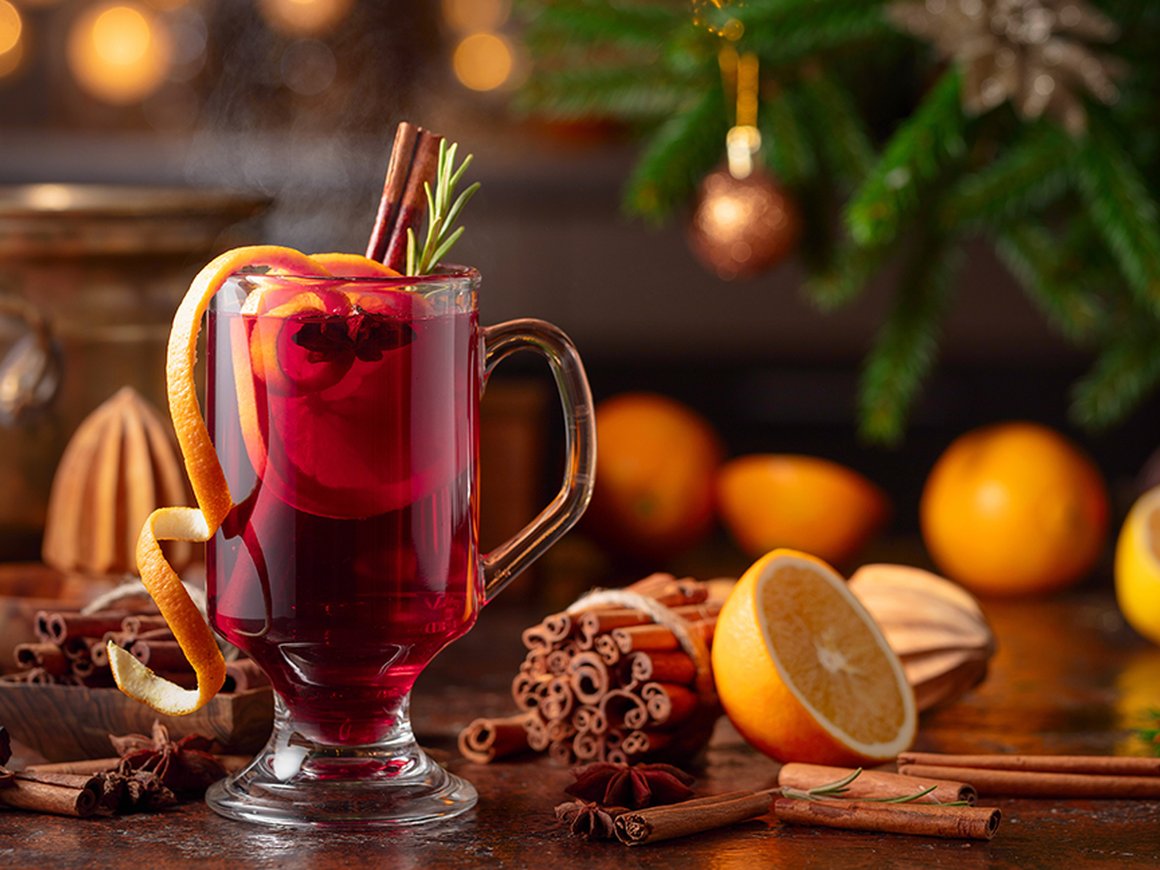 История глинтвейна: кто придумал пить горячее вино и как его готовят в разных странах мира