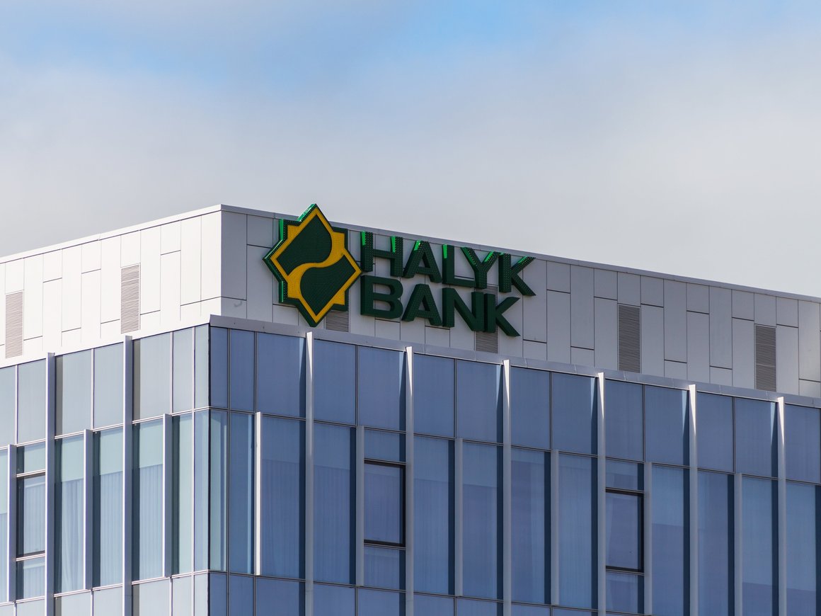 Еще четыре казахстанских банка перестали выдавать карты нерезидентам