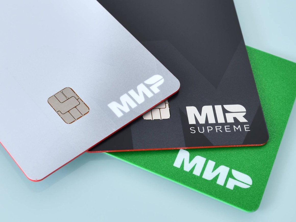 Путин поручил рассмотреть введение лимита на количество банковских карт