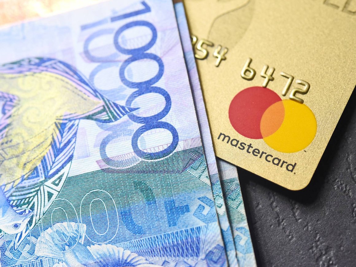 Два казахстанских банка приостановили открытие карт для нерезидентов